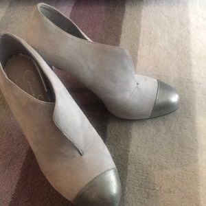 Size 9.5 Jessica Simpson heels.